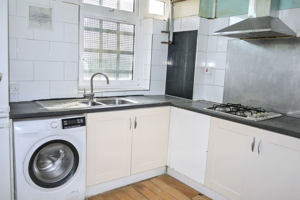Property photo 2 of 17 Flat 48 Warnham House, Upper Tulse Hill, Brixton, London, Sw2 2Sa