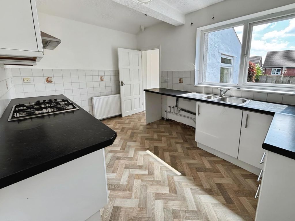 Property photo 3 of 16 Kitchen 1