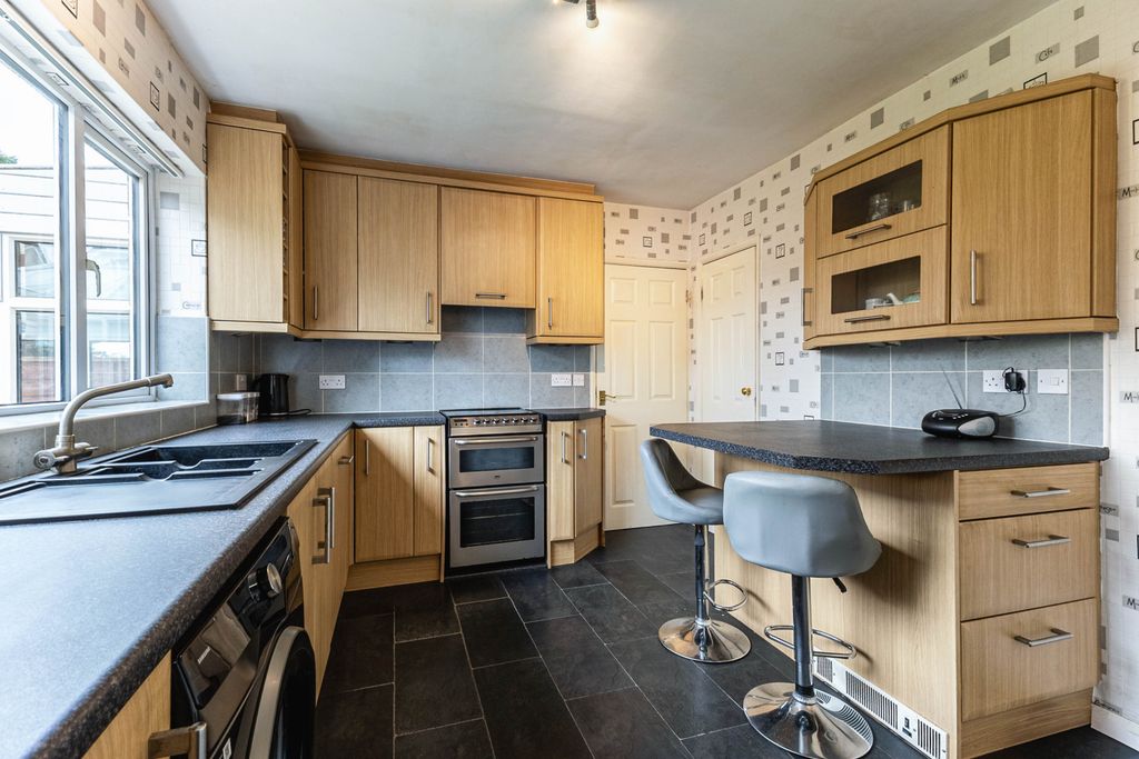 Property photo 3 of 18 Kitchen