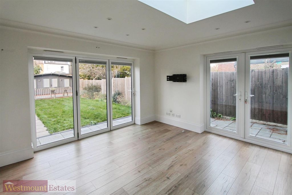 Property photo 3 of 9 Kitchen/Diner