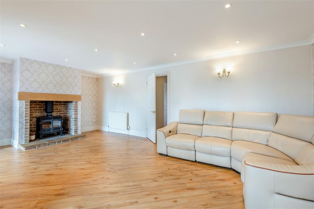 Property photo 3 of 27 8706820-Interior04.Jpg