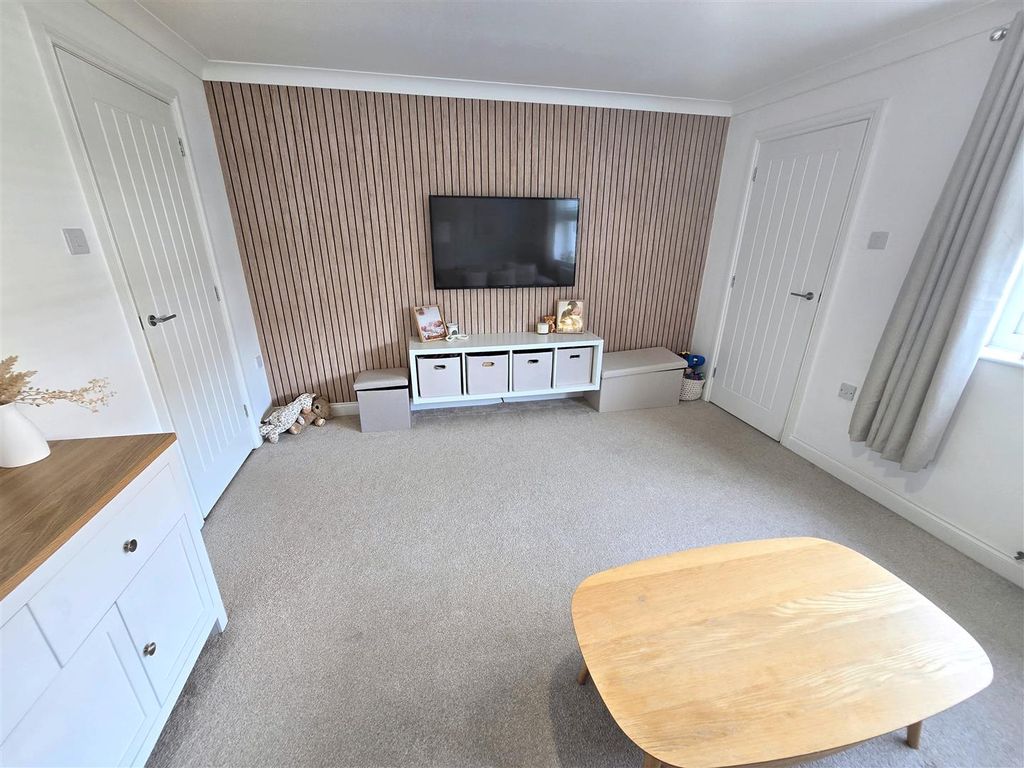 Property photo 3 of 16 Lounge