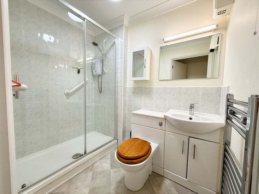 Property photo 1 of 23 Bathroom