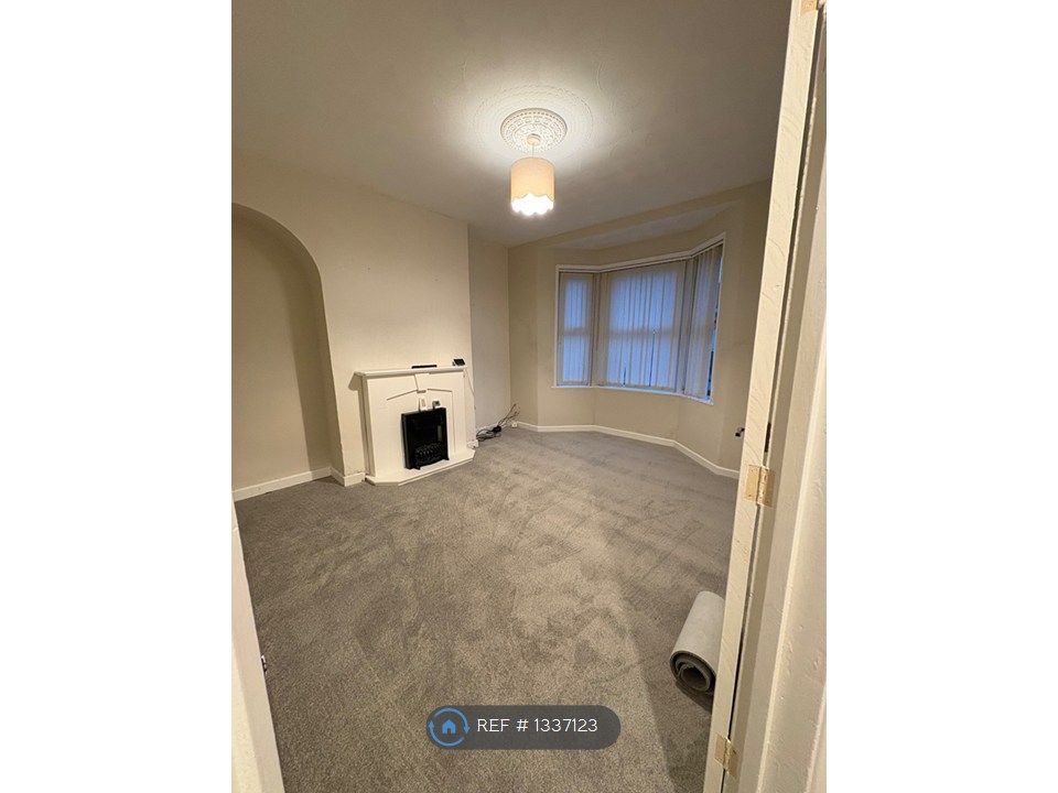 Property photo 3 of 12 Lounge