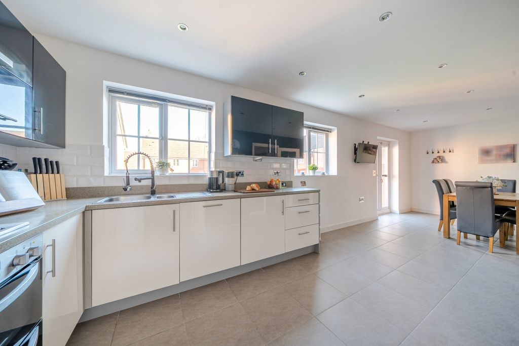 Property photo 2 of 16 Kitchen 2