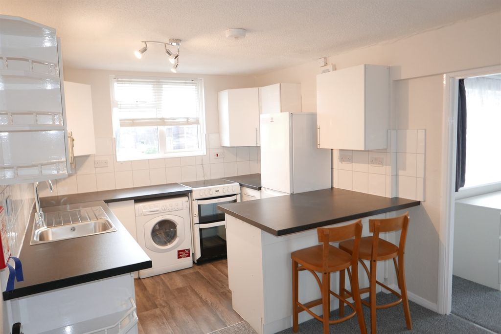 Property photo 3 of 7 Kitchen
