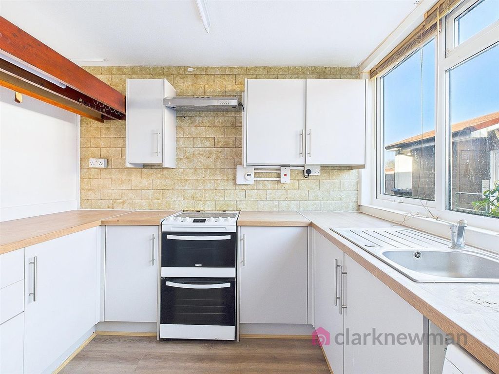 Property photo 2 of 12 Kitchen