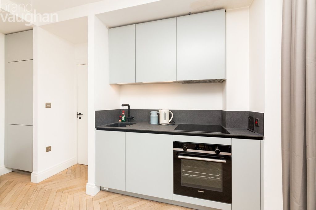 Property photo 2 of 6 Kitchen