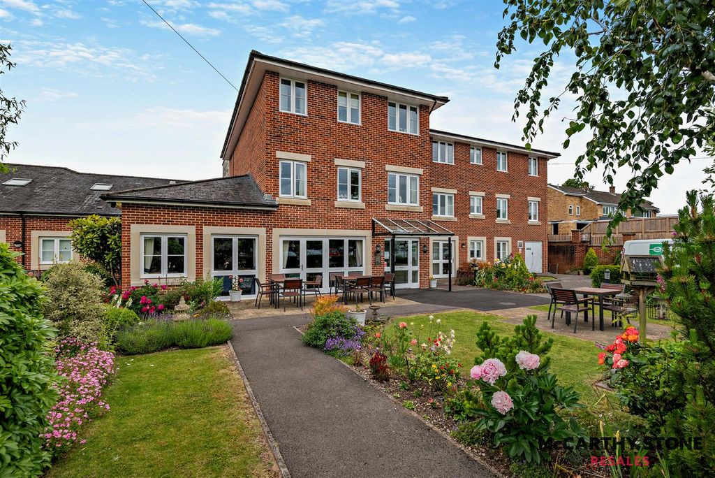 Property photo 1 of 16 Communal Gardens