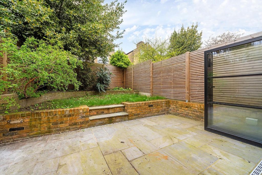 Property photo 3 of 17 Garden (2).Jpg