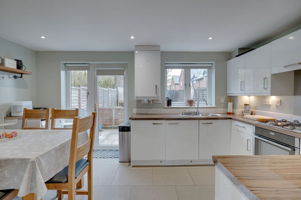 Property photo 2 of 21