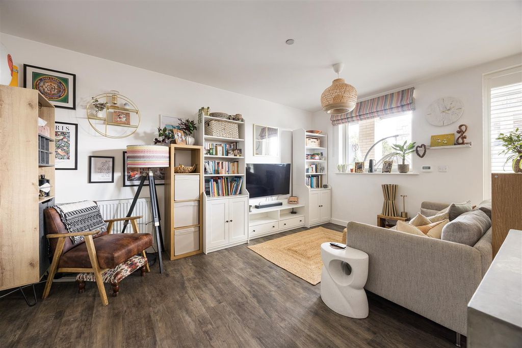 Property photo 2 of 25 Clarkson Crescent, E17