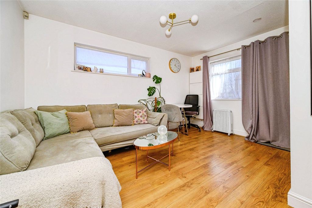 Property photo 3 of 10 Lounge