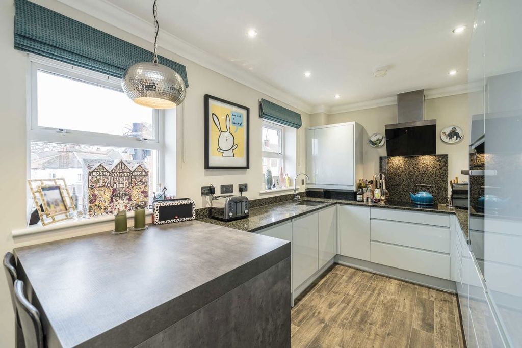 Property photo 2 of 6