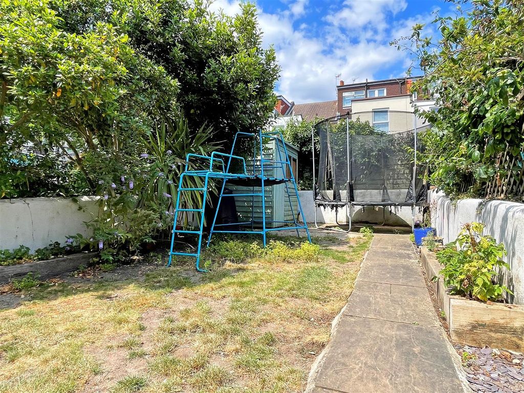 Property photo 3 of 18 Gdn2A.Jpg