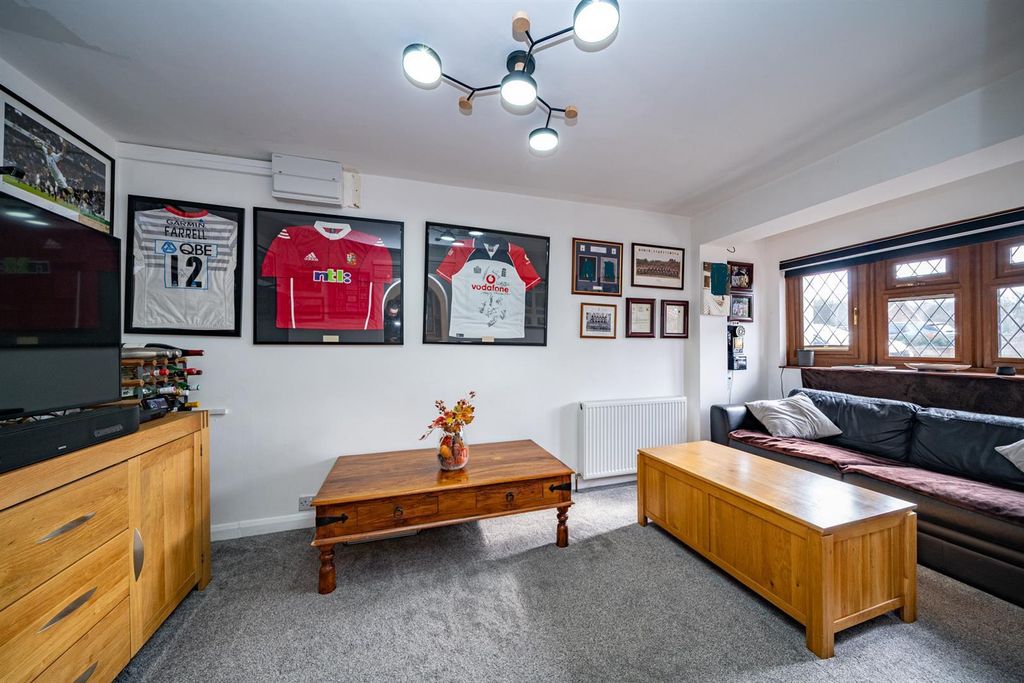 Property photo 2 of 20 Lounge