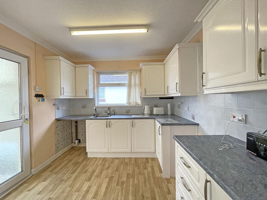 Property photo 3 of 15 Shirburn Road 38 - Kitchen Front.Jpg