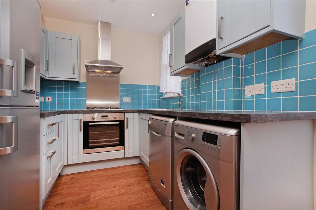 Property photo 2 of 8 Modern Fitted Kitchen