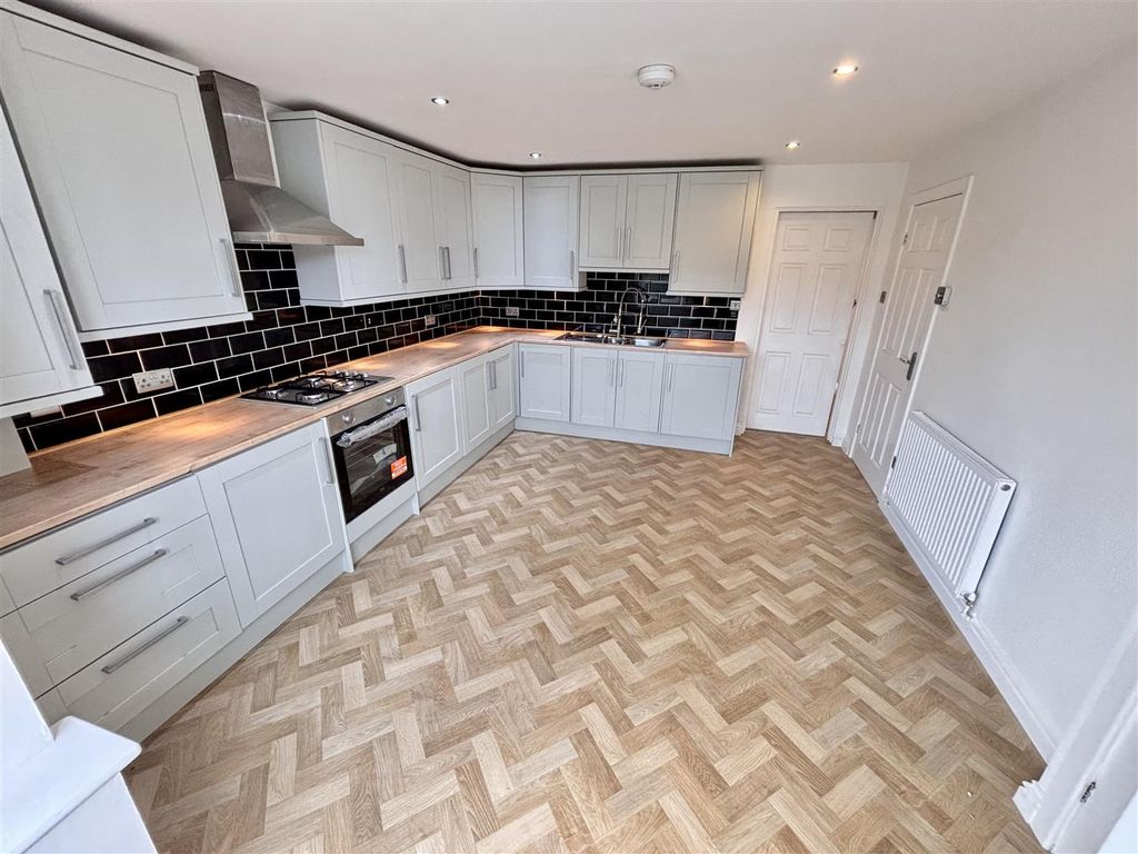 Property photo 2 of 13 Kitchen/Dining Room