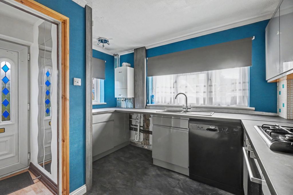 Property photo 3 of 25