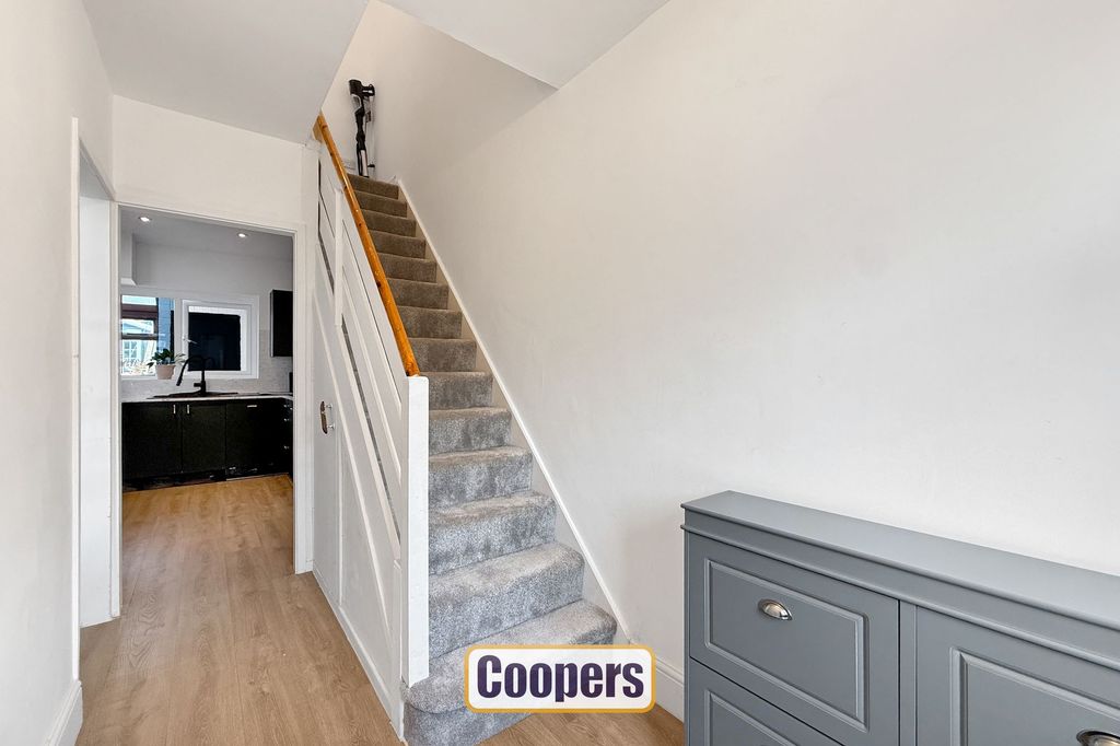 Property photo 2 of 11 Hallway