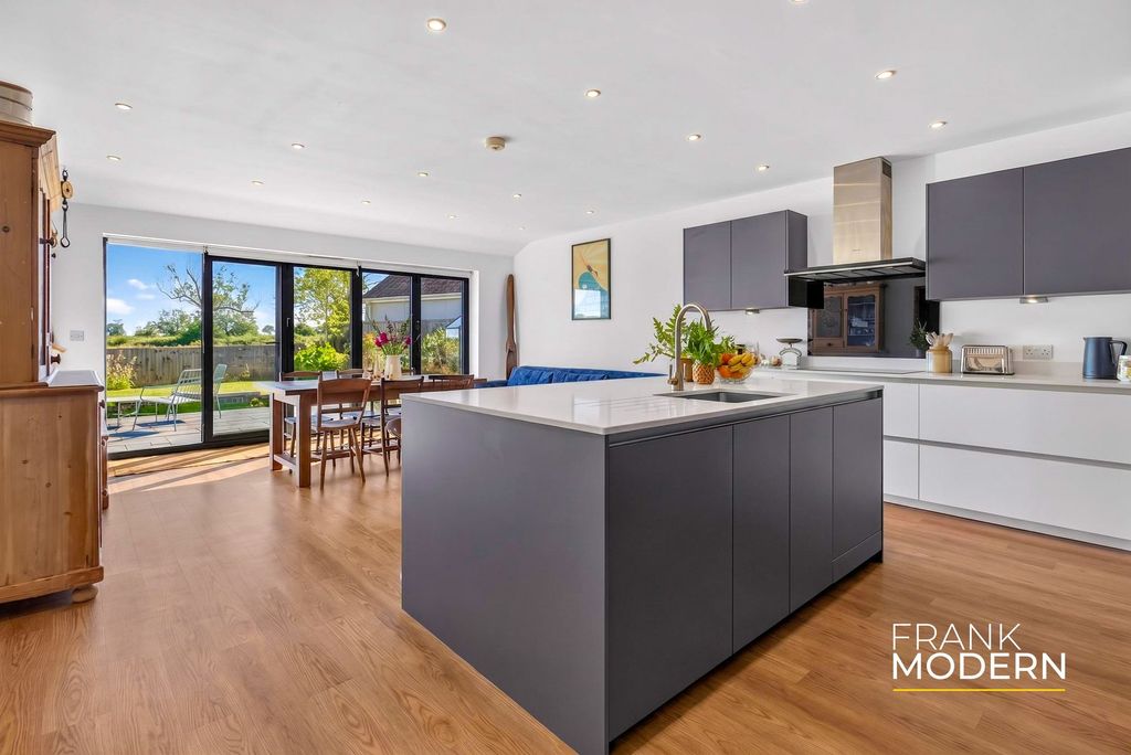 Property photo 2 of 61 Kitchen / Diner