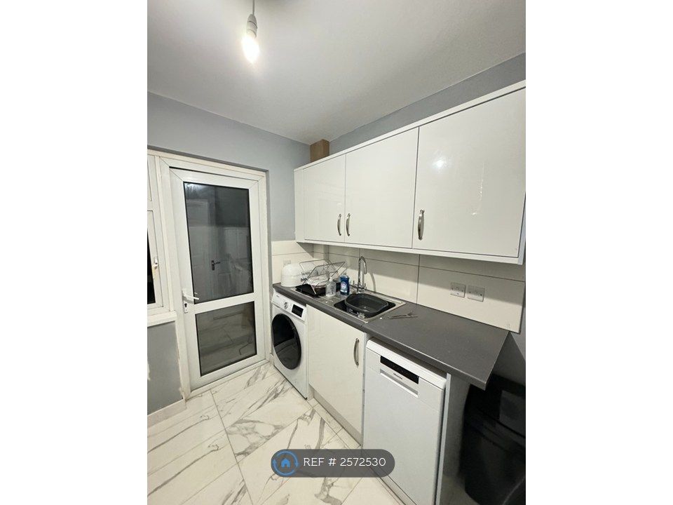 Property photo 3 of 14 Shared Kitchen