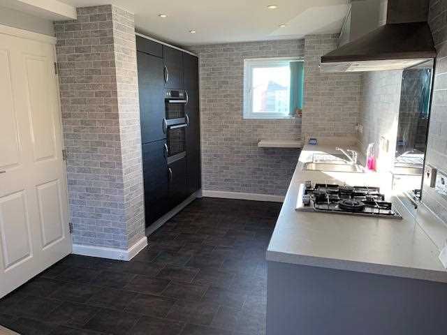 Property photo 3 of 10 Kitchen