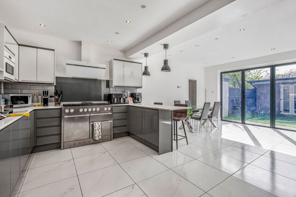 Property photo 2 of 18 Picture No. 16