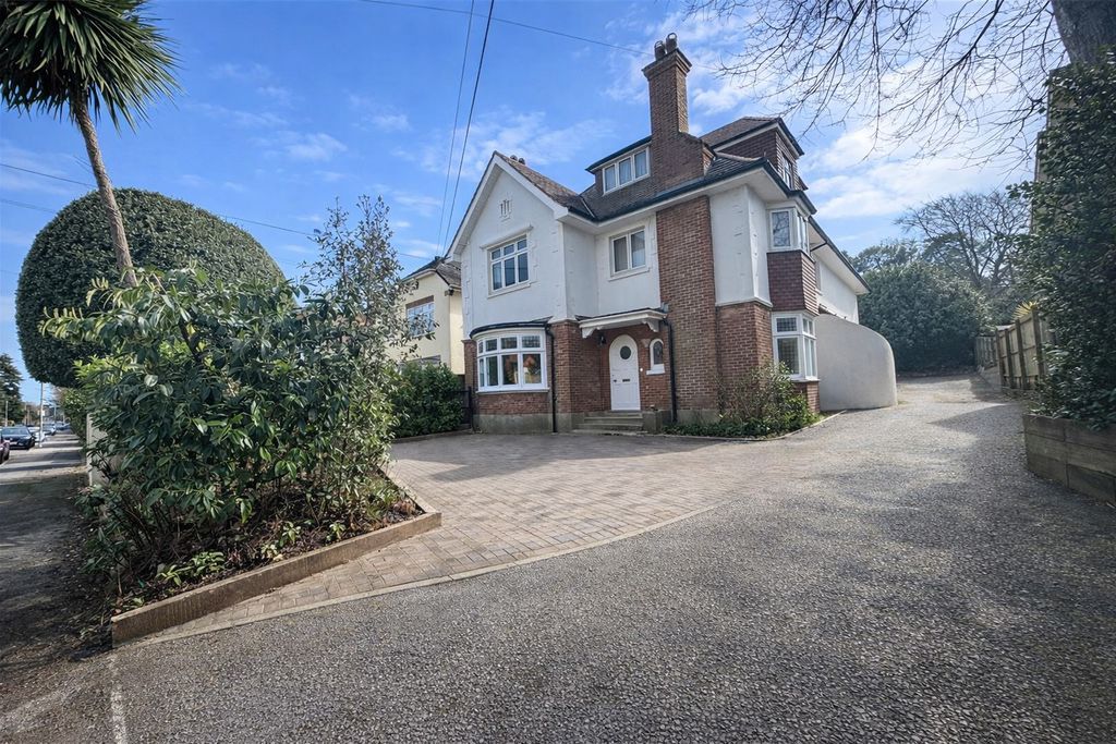 Property photo 1 of 10 Photo 4