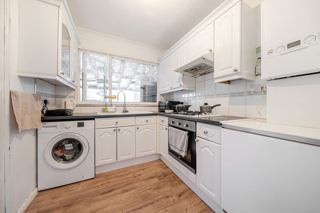Property photo 3 of 10 Kitchen