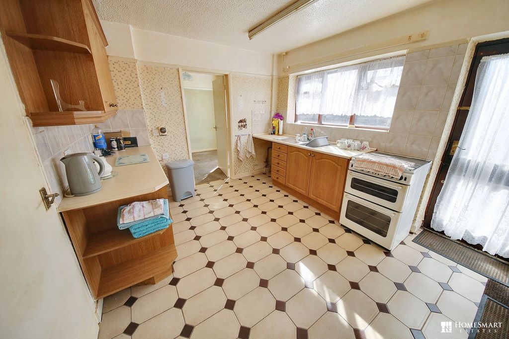 Property photo 3 of 19 Kitchen