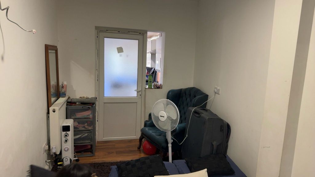 Property photo 1 of 8 A Lovely Spacious Studio Flat To Let In Hainault, Ig6