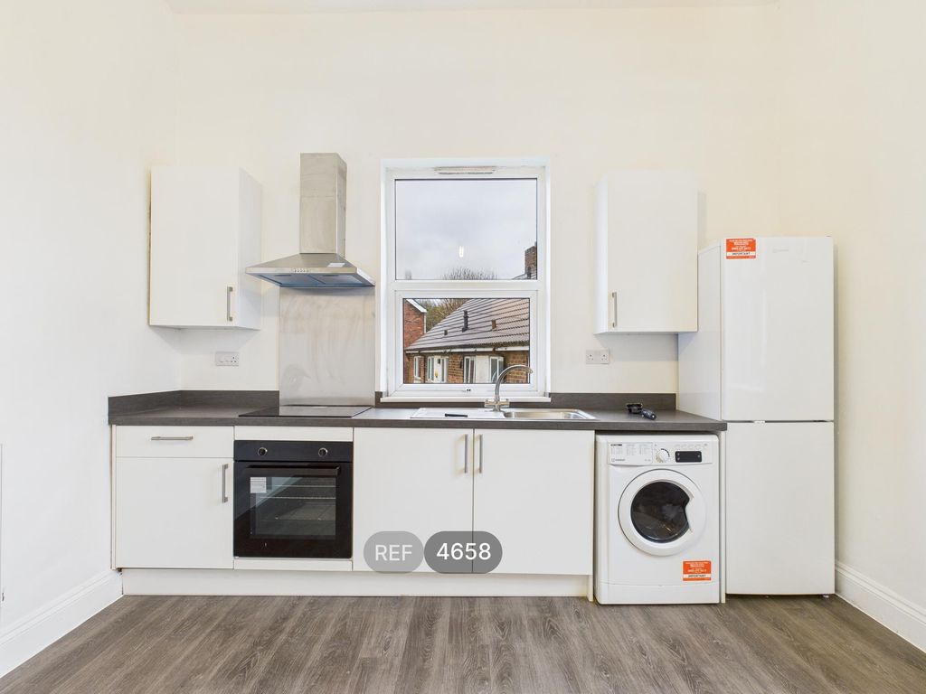 Property photo 2 of 10 Kitchen / Living Area