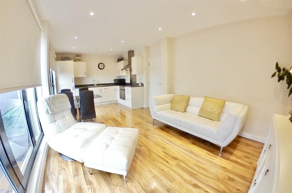 Property photo 3 of 10 Transport: