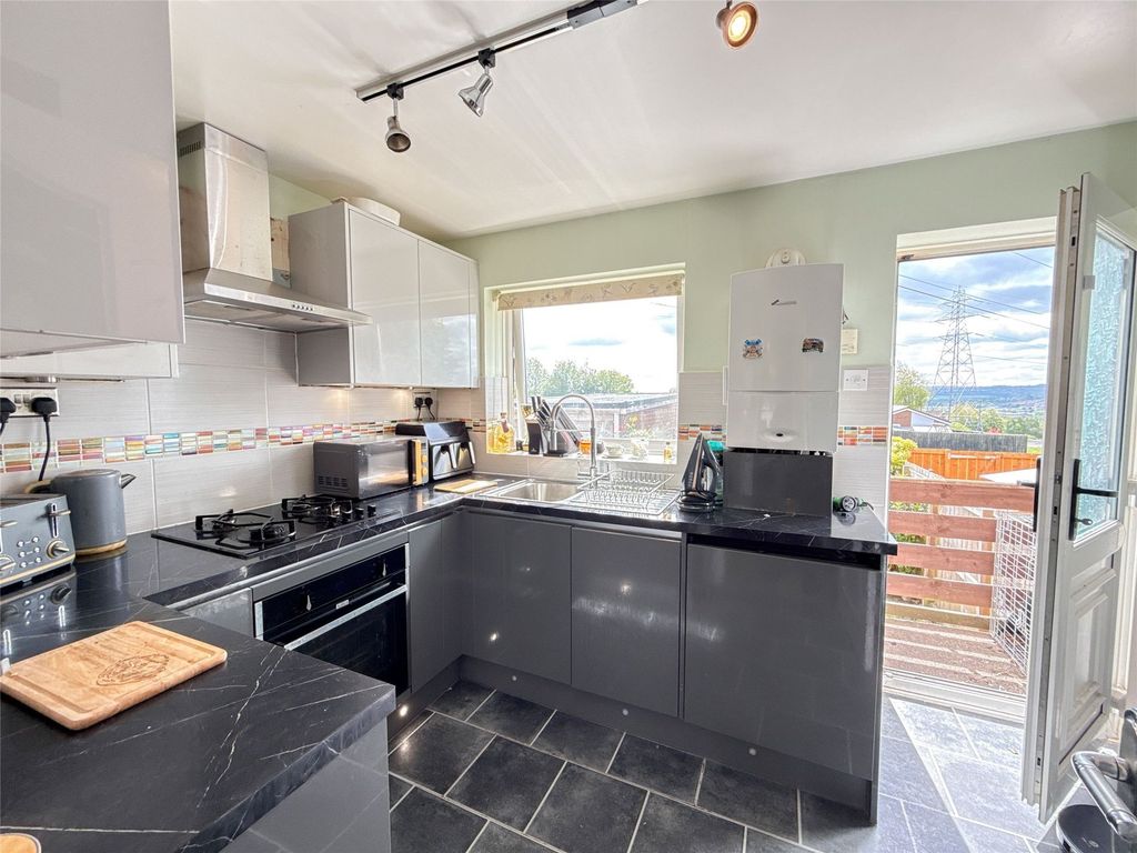 Property photo 3 of 12 Kitchen