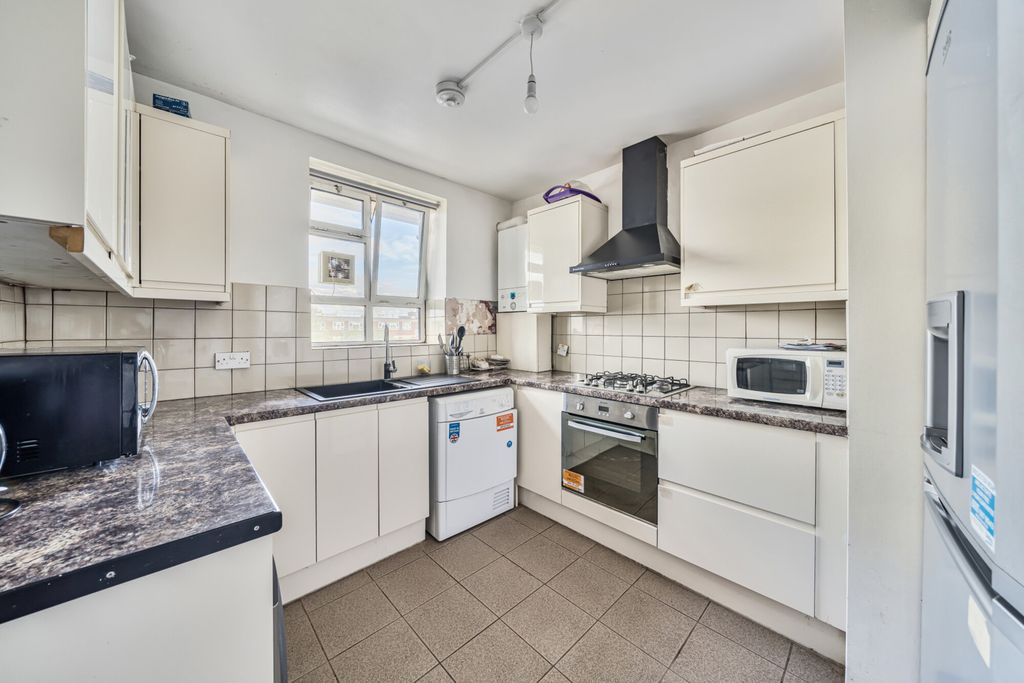 Property photo 3 of 16 1326346-13-687E5c...