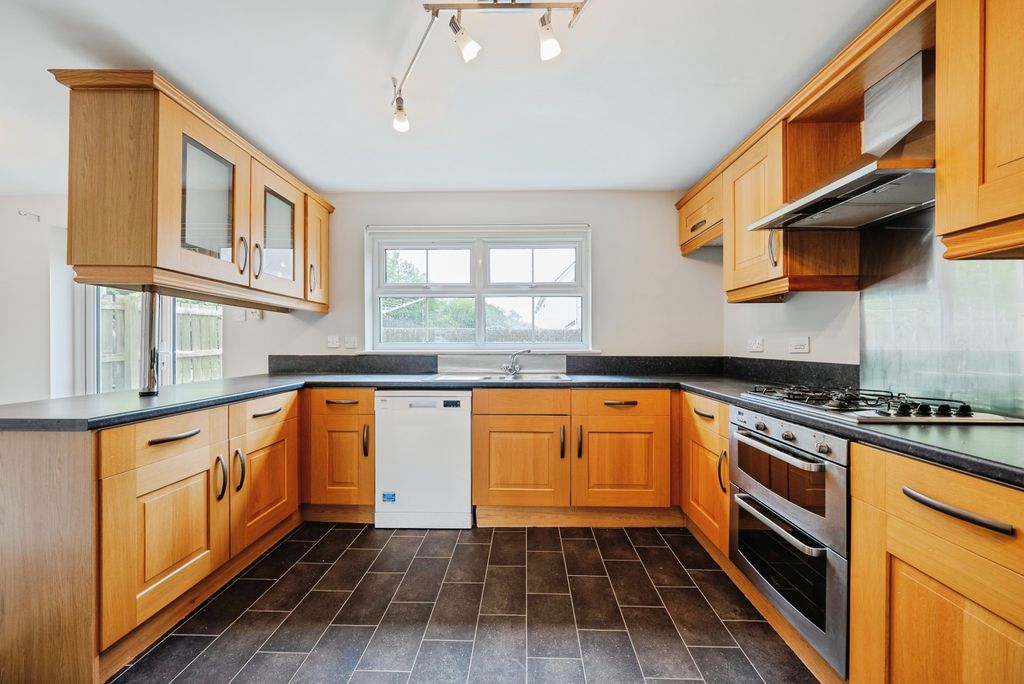Property photo 3 of 20 18Hawthorneway-8