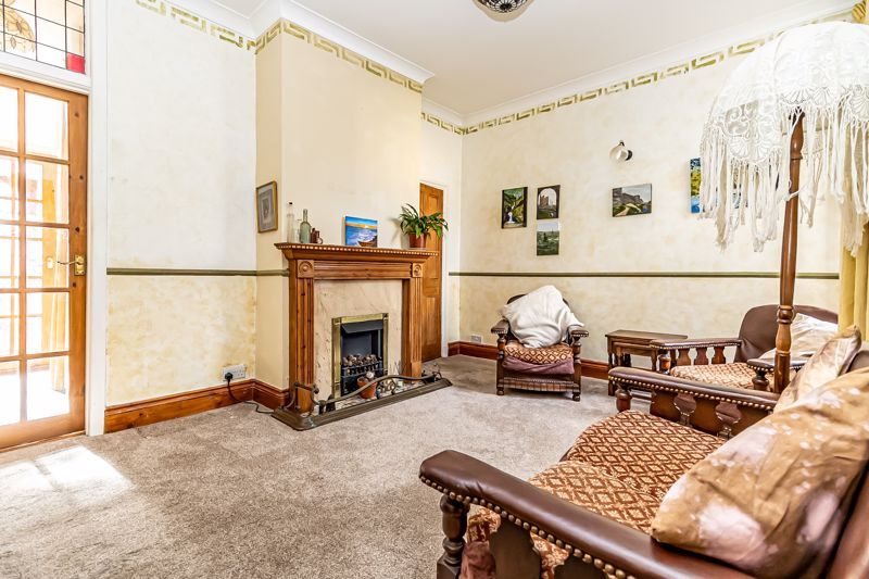 Property photo 2 of 17 .