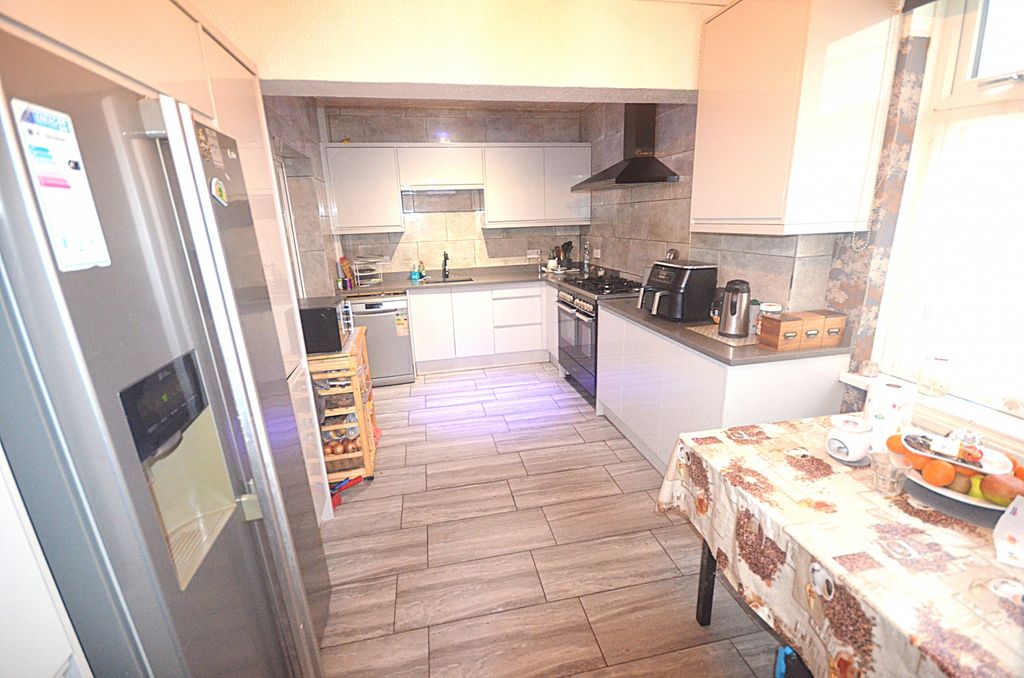 Property photo 3 of 18 Kitchen