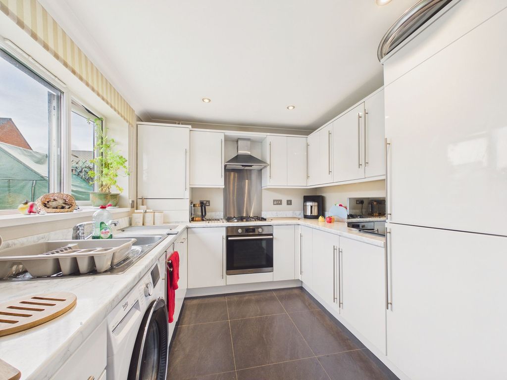 Property photo 3 of 19 Dining Kitchen