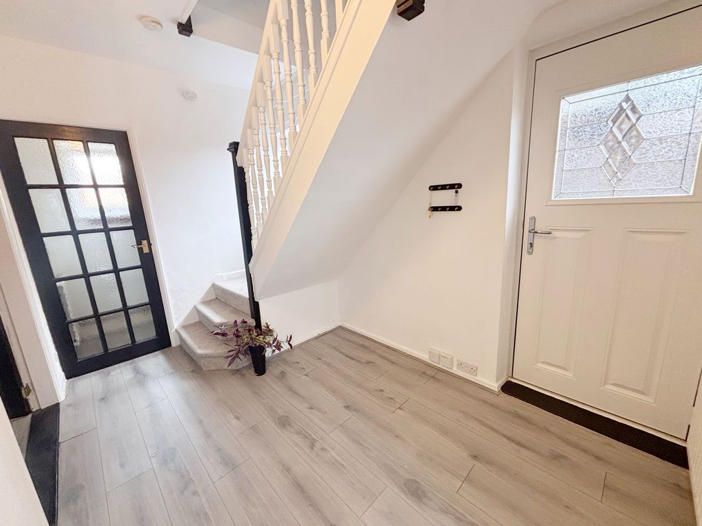 Property photo 3 of 11 Hallway