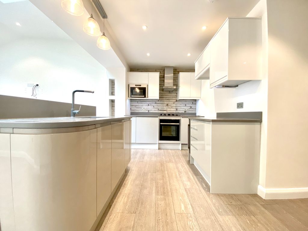 Property photo 3 of 10 Kitchen