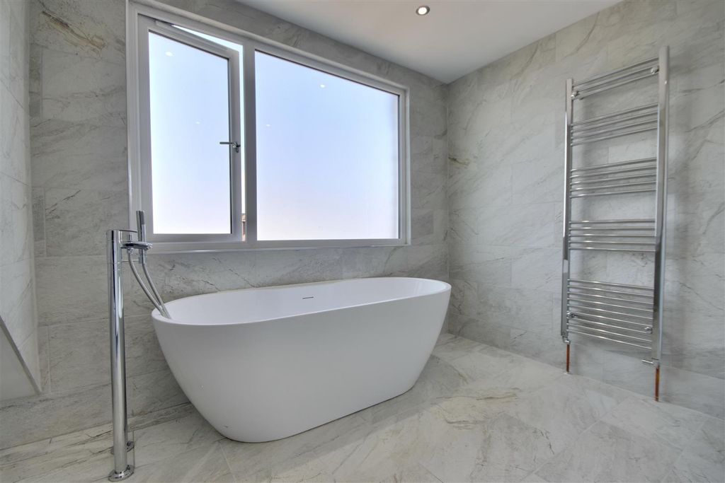 Property photo 3 of 31 Bathroom