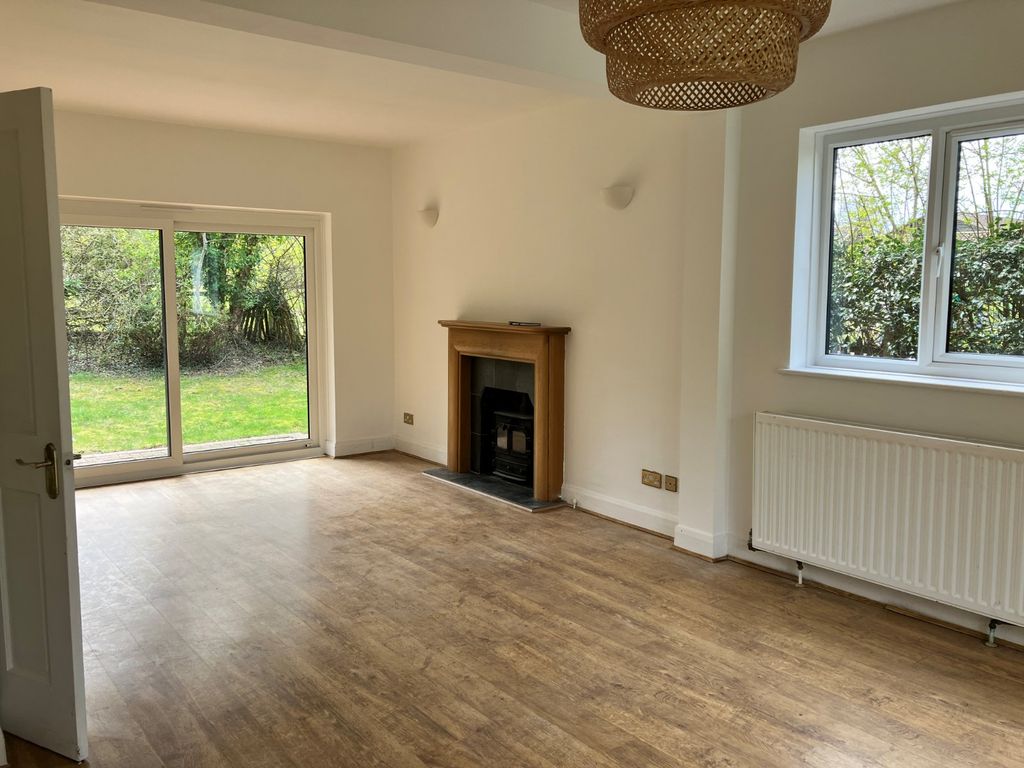 Property photo 2 of 18 Through Lounge 1