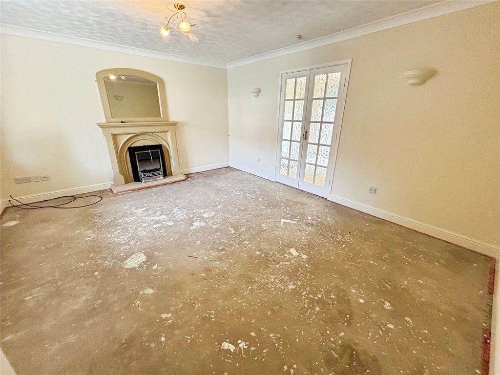Property photo 3 of 16 Lounge