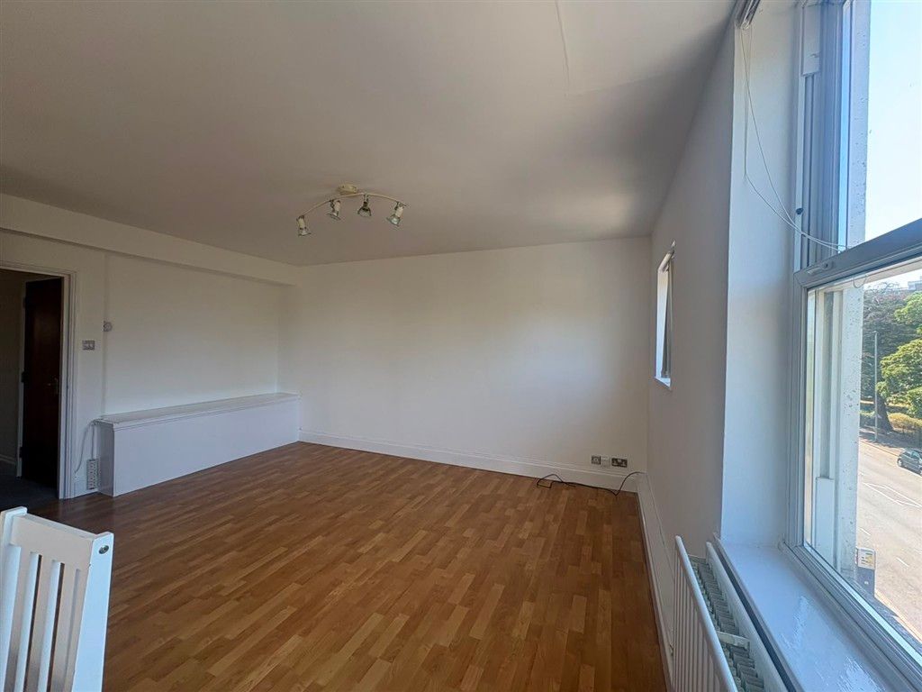 Property photo 3 of 10 Lounge