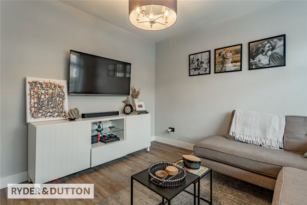 Property photo 2 of 18 Lounge