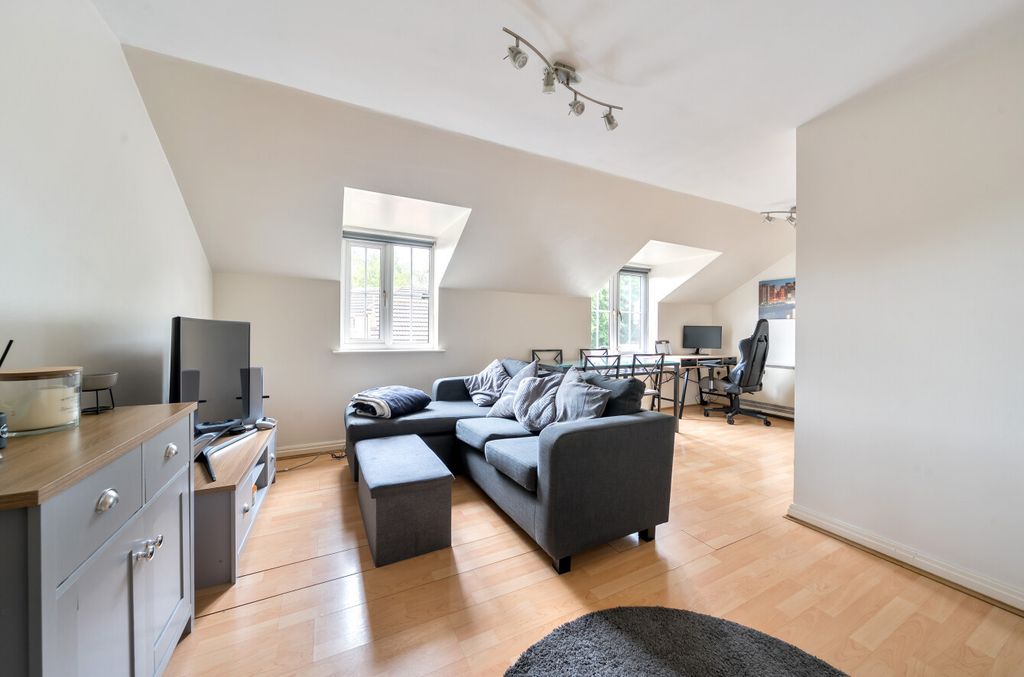 Property photo 2 of 11 Lounge