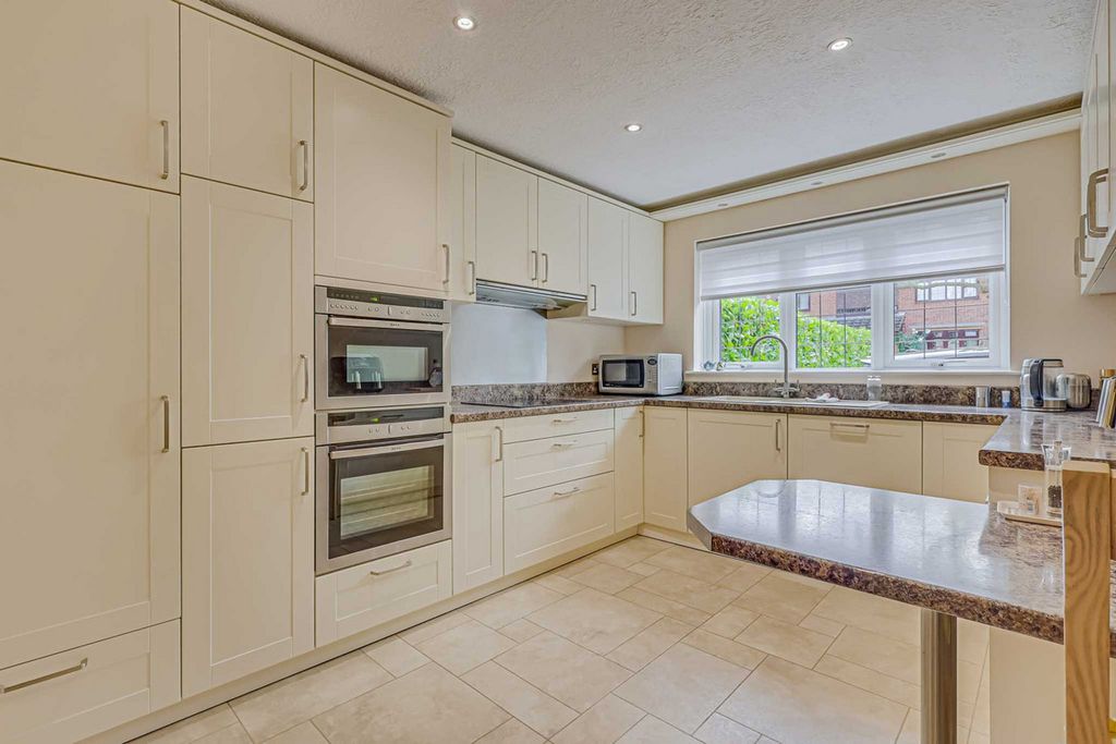 Property photo 3 of 37